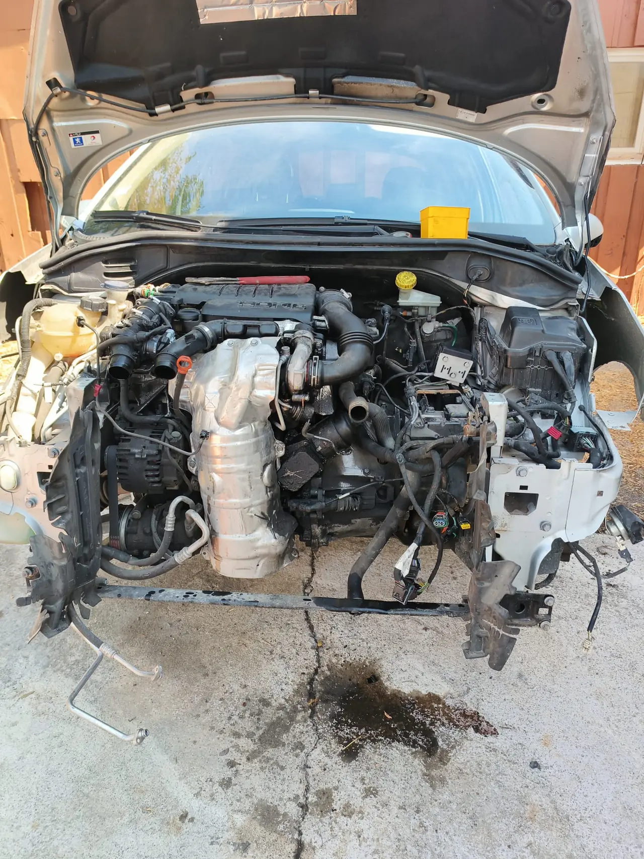Véhicule en cours de démontage, face avant déposée.